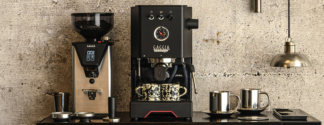 Machine à expresso avec buse à vapeur professionnelle et préparations à base de lait